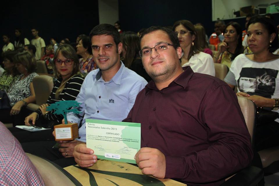 Os sócios Karlysson Vasconcelos e Rodrigo Aquino no prêmio Vasconcelos Sobrinho no ano de 2015